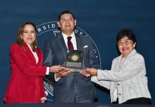 Distingue BUAP como exalumno destacado al gobernador Alejandro Armenta